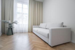布拉迪斯拉发Laurinska 1 Apartments的白色的客厅配有白色的沙发和窗户