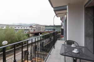 阿斯佩蒂亚Enparan - baskeyrentals的设有一个配有两张桌子的阳台,享有美景。
