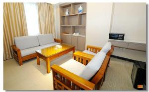 马尼拉pristine848的客厅配有沙发和桌子