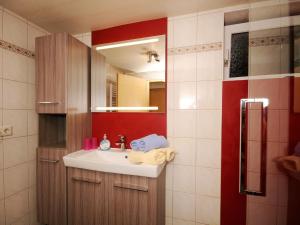 希帕赫Holiday Home Pfundshof by Interhome的一间带水槽和镜子的浴室