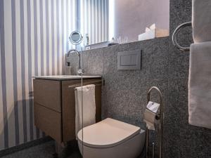 圣莫里茨Apartment Chesa Sonnalpine B 55 by Interhome的一间带卫生间和水槽的小浴室