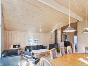 维斯特索马肯Holiday Home Fredrike - 500m from the sea in Bornholm by Interhome的用餐室以及带桌椅的起居室。
