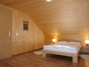 Campo BlenioHoliday Home Rustico Orsaira by Interhome的卧室配有木墙内的一张床