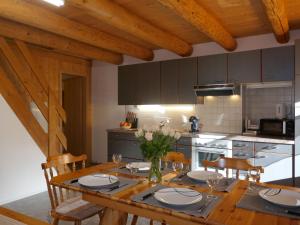 Campo BlenioHoliday Home Rustico Orsaira by Interhome的一间带木桌和椅子的厨房以及一间用餐室