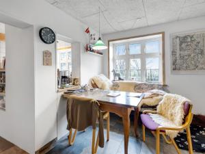 霍耶Holiday Home Samson - 25km from the sea in Western Jutland by Interhome的厨房以及带桌椅的用餐室。