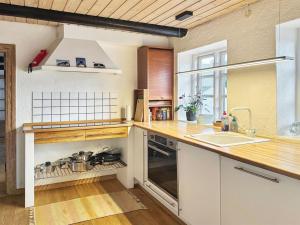 霍耶Holiday Home Maelle - 25km from the sea in Western Jutland by Interhome的厨房配有水槽和台面