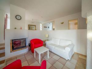 Cala AnguilaHoliday Home Bonita by Interhome的客厅配有白色沙发和红色椅子