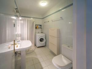 Cala AnguilaHoliday Home Bonita by Interhome的浴室配有盥洗池、卫生间和洗衣机。