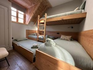 巴奎伊拉-贝莱特WOW views next to the ski lift!的一间卧室设有两张双层床和一扇窗户。