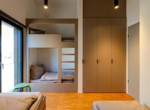 温特贝格Sauerland Lodge - Haus Maxim的一间卧室设有两张双层床和一扇窗户。