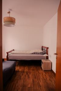 萨尔斯塔特Ostertor 2的一间卧室设有两张床,铺有木地板