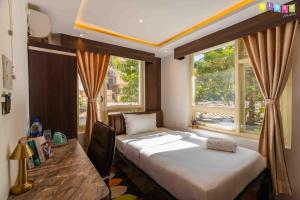 加德满都Flock Kathmandu的一间卧室配有一张床、一张书桌和一个窗户。