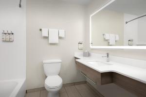 格林斯伯勒机场 - 林斯伯勒度假快捷套房&酒店的白色的浴室设有卫生间和水槽。