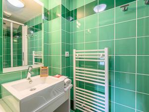 巴登Apartment Le Château de Kergonano-13 by Interhome的绿色瓷砖浴室设有水槽和镜子
