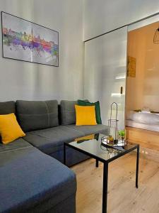 格拉茨JS Design Apartment的带沙发和咖啡桌的客厅