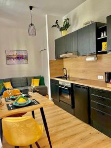 格拉茨JS Design Apartment的厨房以及带桌子和沙发的客厅。
