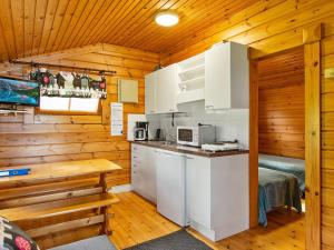 KarvioHoliday Home Rantamökki 17 by Interhome的小木屋内的厨房配有白色家电