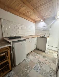 圣克鲁斯-德特内里费La caravana的厨房配有白色家电,铺有瓷砖地板。