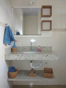 布希奥斯Casa completa + área gourmet的浴室的柜台设有水槽和镜子