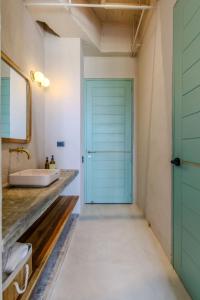 卡塔赫纳Bondo Estudio的浴室设有蓝色门和水槽