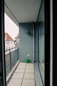 萨尔斯塔特Ostertor的墙上有一个绿色碗的空阳台