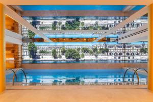 巴黎阿斯托利亚阿斯特拉奥佩拉酒店的享有大楼内游泳池的景致