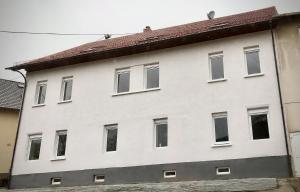 BraunshausenSchneiders Ferienwohnung 2的白色的建筑,有红色的屋顶