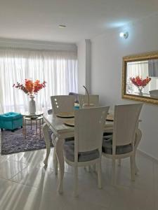 巴兰卡韦梅哈Acogedor apartamento en Barrancabermeja的一间带木桌和椅子的用餐室