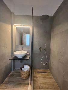 斯基亚索斯镇Australia的一间带水槽和镜子的浴室