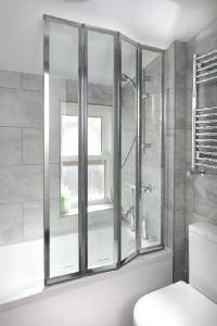 南安普敦Executive 8 Beds 2 Bath Home Contractors Parking的带淋浴和卫生间的浴室