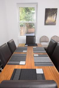 南安普敦Executive 8 Beds 2 Bath Home Contractors Parking的一间会议室,配有长木桌子和椅子