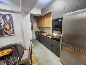 斯科普里PA-NA apartments的厨房配有不锈钢冰箱和一碗水果