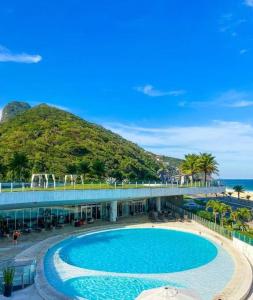 里约热内卢Quarto no Hotel Nacional com vista mar para a Praia de São Conrado, RJ的度假村前的大型游泳池