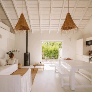 孔波尔塔Casas de Arroz的白色的客厅配有桌子和沙发
