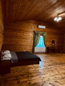 PogrebyРайский Дворик的一间带床的卧室,位于带窗户的房间内