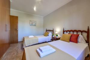 莫莱拉Villas Guzman - Fina的一间卧室配有两张带毛巾的床