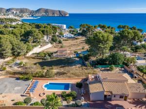 莫莱拉Villas Guzman - Fina的享有带游泳池和大海的房屋的空中景致