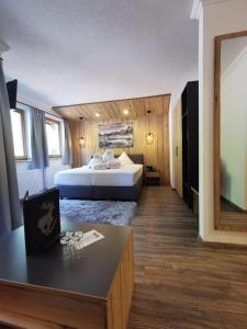皮茨河谷圣莱昂哈德莫德勒酒店的酒店客房配有一张床铺和一张桌子。