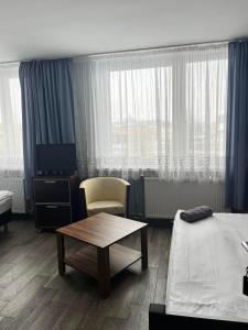 比得哥什艾特姆思福拉住宿加早餐旅馆的酒店客房配有一张床铺和一张桌子。