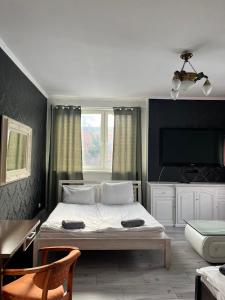 比得哥什艾特姆思福拉住宿加早餐旅馆的卧室配有白色的床和电视