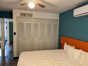 坎昆Espacioso, Centrico, Acogedor y Buena Ubicacion的一间卧室配有一张带橙色床头板的床