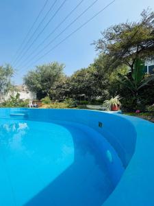 利马Residencia Luxury Recomendado en Booking!的院子里的大型蓝色游泳池