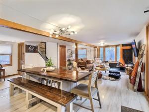 埃利科特维尔Maples Retreat - 2 Acres - Fireplace的用餐室以及带桌椅的起居室。
