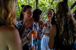 图卢姆Hotel Cormoran Tulum & Cenote的一群站在烛光旁的女人