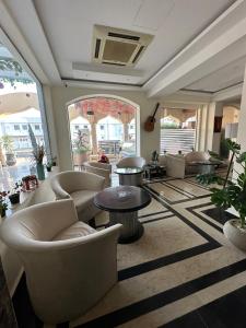 赫尔格达赫尔格达艾拉利亚酒店的大堂设有桌椅和大窗户。