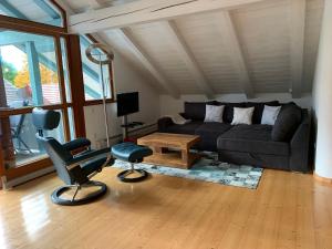 基姆湖畔贝尔瑙Ferienwohnung Bernau的客厅配有沙发和椅子