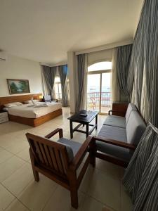 赫尔格达赫尔格达艾拉利亚酒店的酒店客房,设有两张床和一张沙发