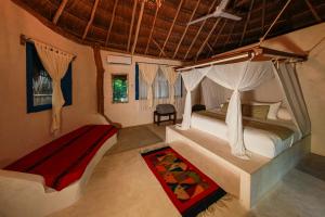 图卢姆Hotel Cormoran Tulum & Cenote的一间卧室配有一张带天蓬的床