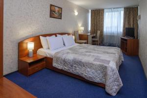切尔卡瑟Cherkasy Palace的酒店客房设有一张大床和一张书桌。