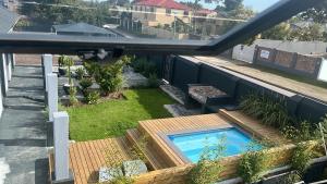乔治28 on Symonds luxstudio 6 for couples with solar backup的享有后院的上方景色,设有游泳池